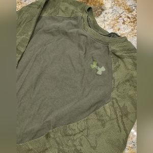 Under Armour Little Boys long sleeve Ragland shirt.  Size 5 army green